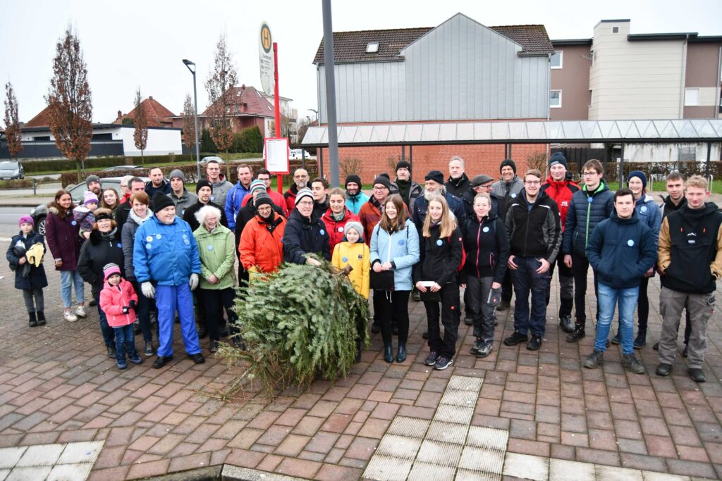 Bild 1 zeigt die große Schar an freiwilligen Tannenbaumsmmlern vor der Aktion